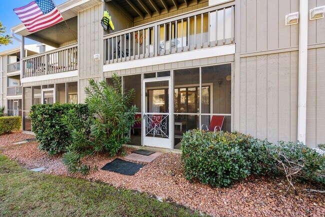 Building Photo - 1st Floor Seasonal Rental Available Octobe...