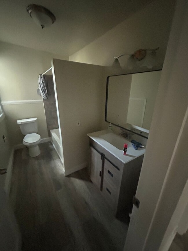 Building Photo - 5 bedroom 1.5 bath