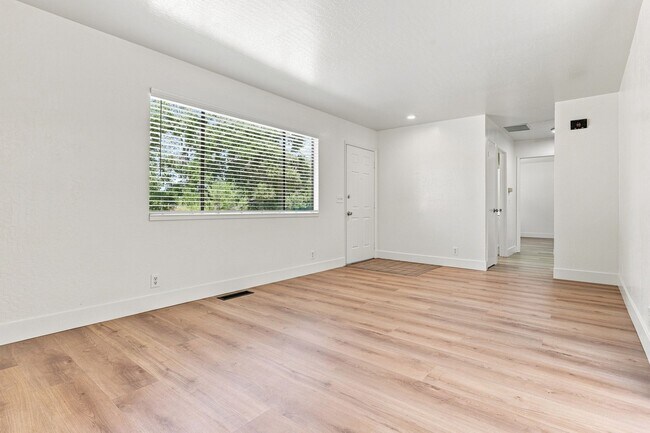 Building Photo - 224 Green Meadow Dr