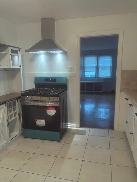 Building Photo - 136 King St