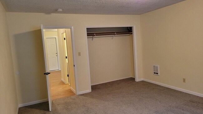 Building Photo - Beautiful 3 bed 2 bath in Springfield with...