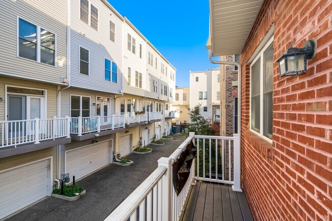Building Photo - Charming 3 bedroom 3.5 Bathroom Row Home