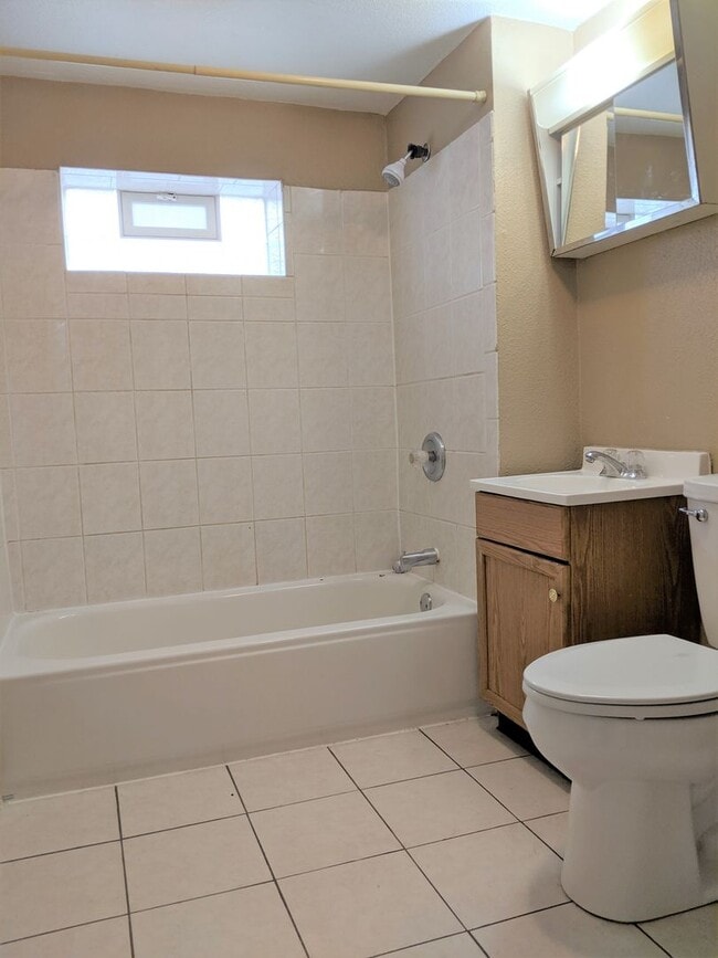 Building Photo - 3633 E Squire Ave