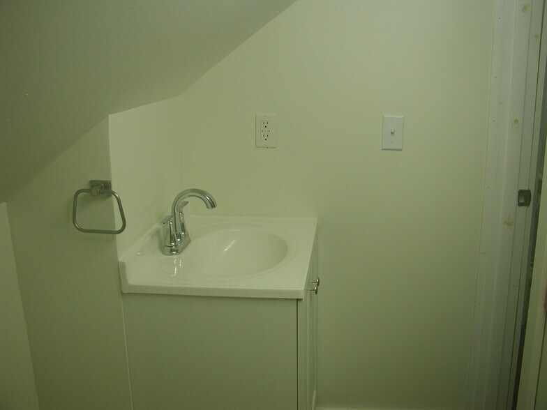 Building Photo - 241 E Ronning Ave