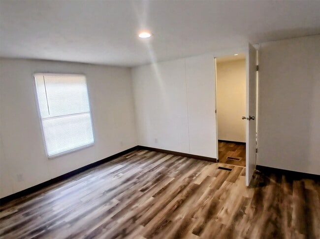 Building Photo - 715 Windwood Dr