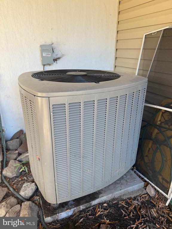 Building Photo - 8 English Oak Cir