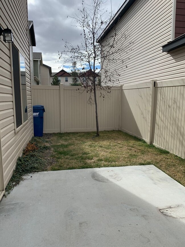 Building Photo - 597 S Grey Pine Ln