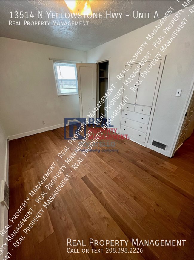 Building Photo - 3 Bedroom 1 Bath apartment - Small dogs ne...