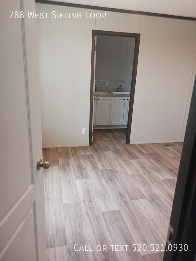 Building Photo - 788 W Sieling Loop