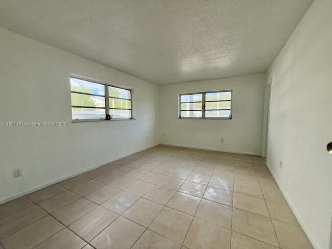 Building Photo - 15221 NE 6th Ave