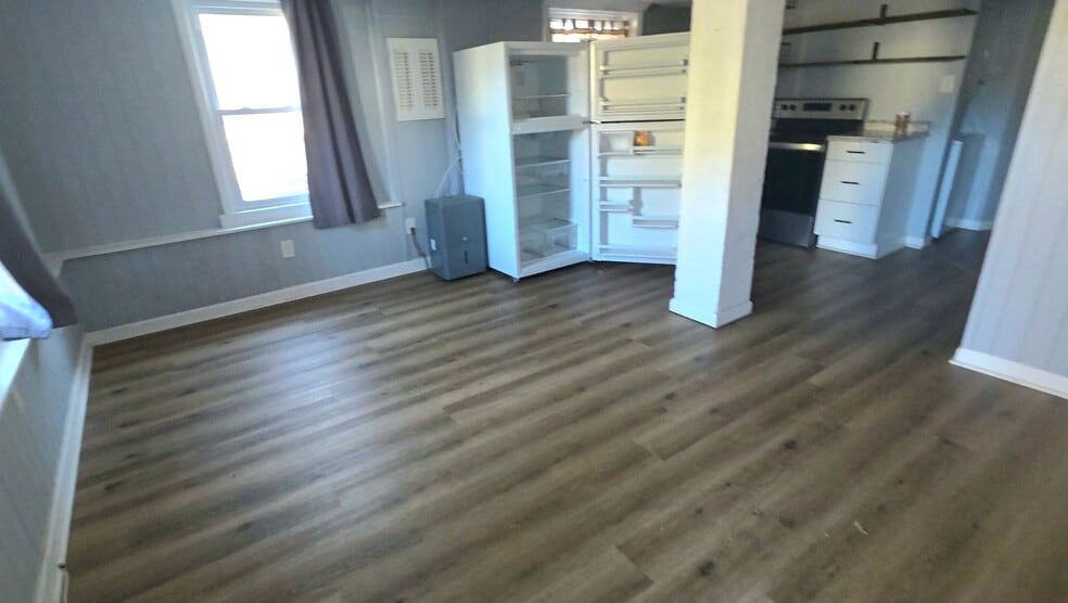 Building Photo - 440 N May St