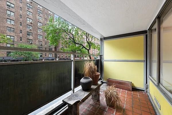Building Photo - 142 E 16th St