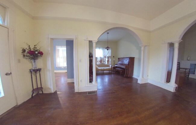 Building Photo - THREE BEDROOM, 2 BATHROOM HOME FOR LEASE I...