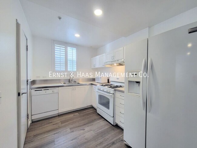 Building Photo - 302 E 19th St