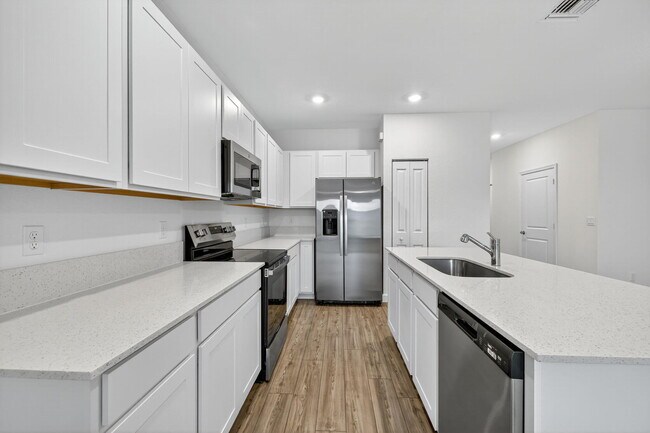 Building Photo - 303 SE Crossoak Ln