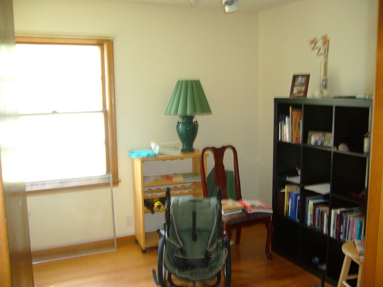 Middle Bed Room w/ Floor to Ceiling Closet- Lived In Look - 2824 Texas Ave S