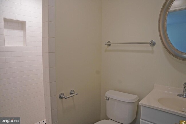 Building Photo - 92 Embassy Ct