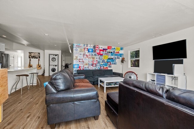 Building Photo - Two full kitchens + two washers & dryers!