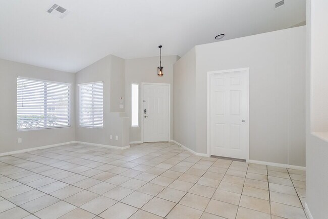 Building Photo - 403 Royal Greens Dr