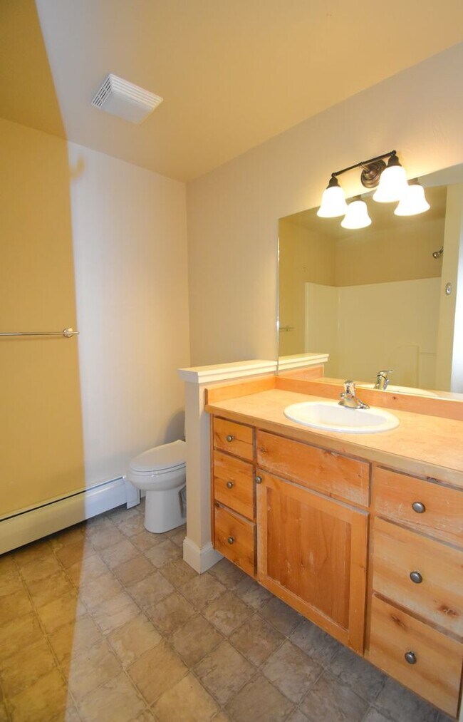 Building Photo - Fantastic end unit condo in Westgate subdi...