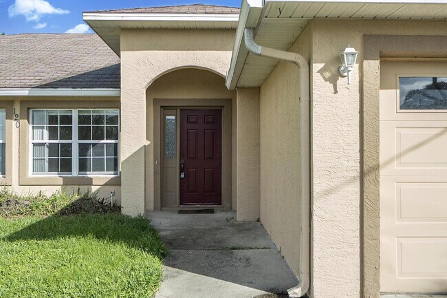 Building Photo - Popular Palm Harbor location