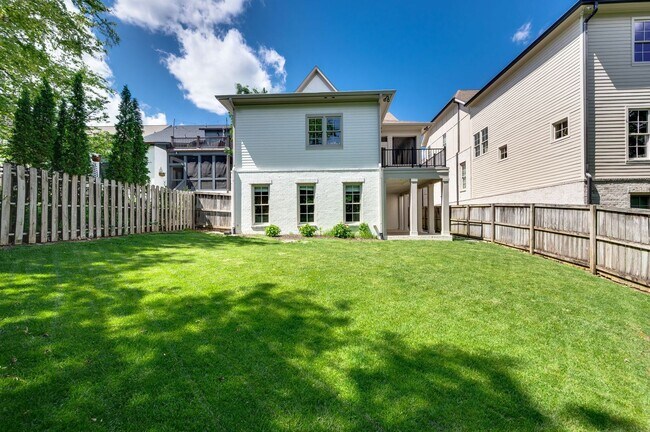 Building Photo - 1735 Hillmont Dr