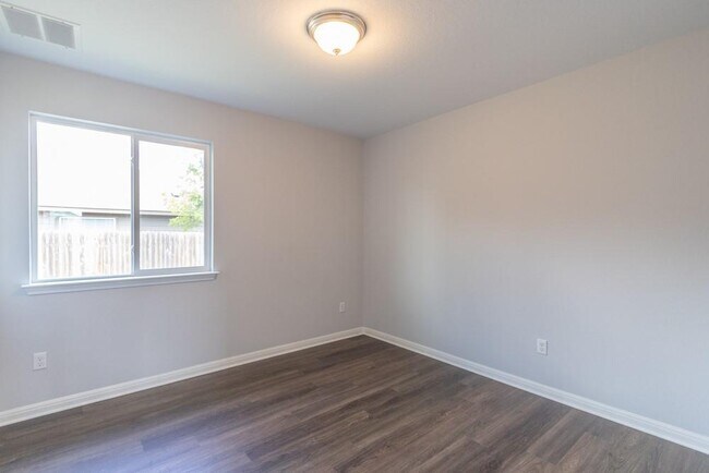 Building Photo - 1411 Elbe St