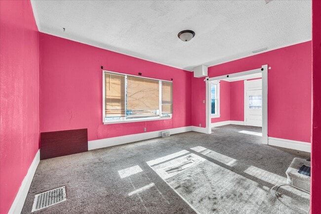 Building Photo - 102 N Cedar Ave