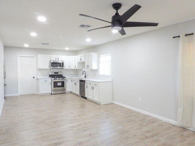 Building Photo - Close to Downtown 3 Bed 2 Bath with Fenced Backyard