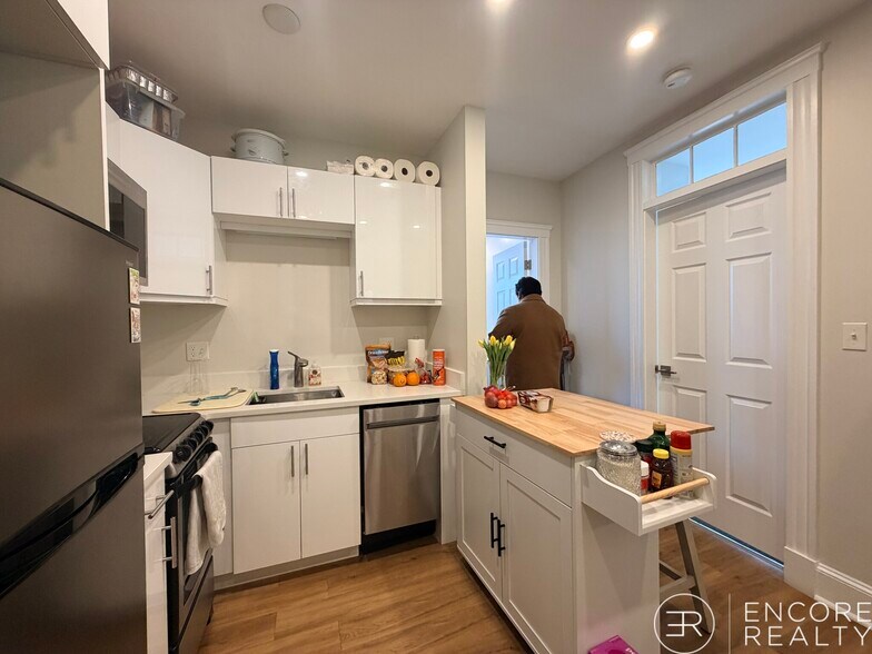 Building Photo - 16 Aberdeen St