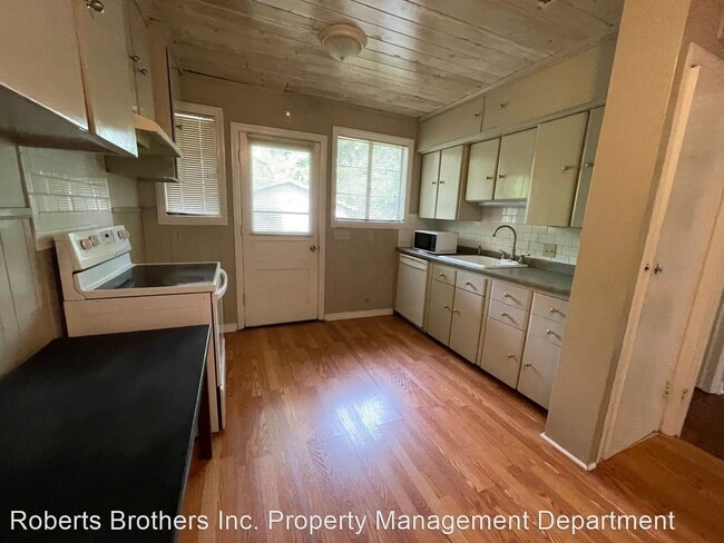 Building Photo - 2 br, 1 bath House - 267 Border Drive East