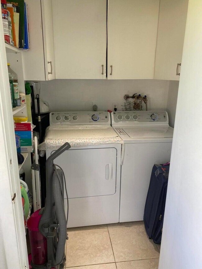 Building Photo - 579 Normandy Ln