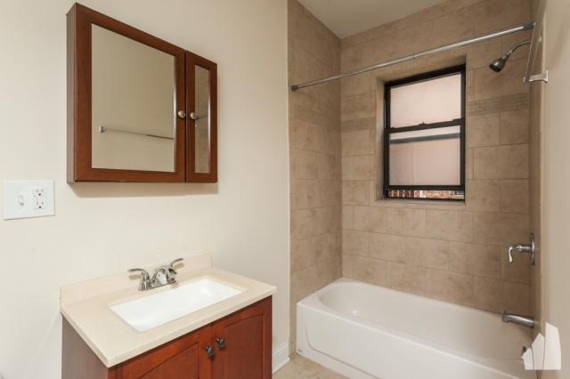 Building Photo - 1 bedroom in Chicago IL 60657