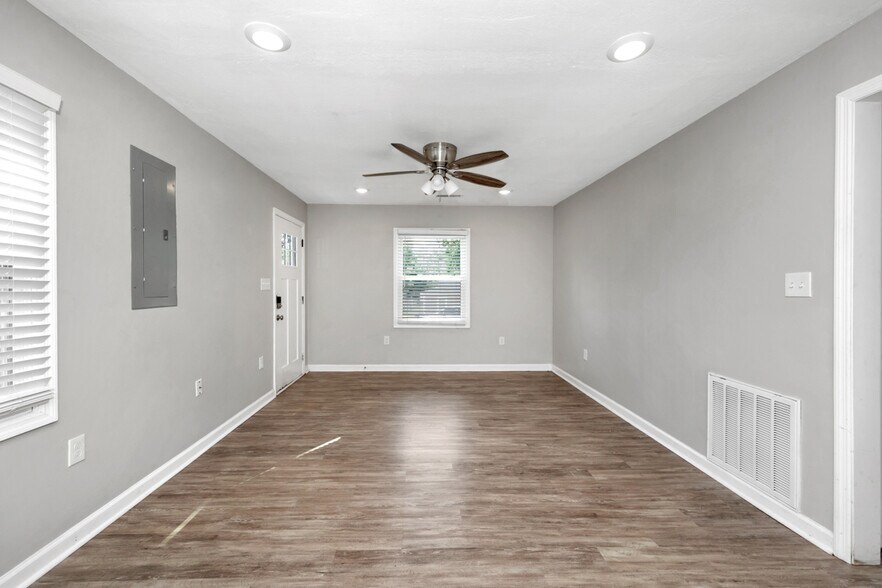 Building Photo - 907 Fairway Dr NW