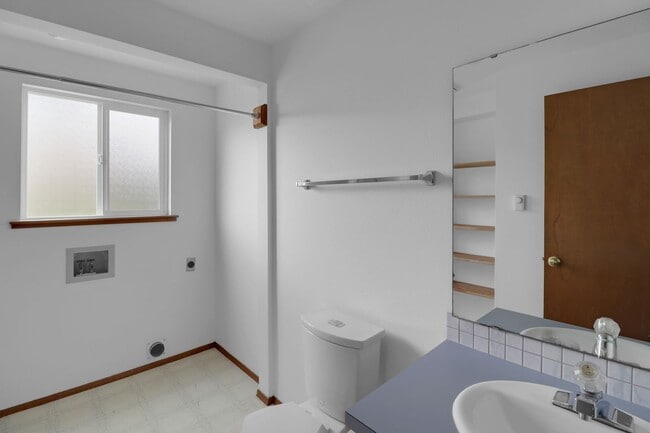 Building Photo - 3 Bed 2.5 Bath - Dog per Approval - Groups - Hillcrest - NAS Whidbey