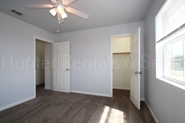 Building Photo - Heights Two-Bedroom!