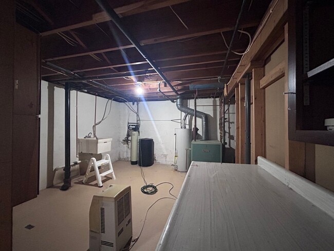 Building Photo - Spacious 4-Bedroom Home