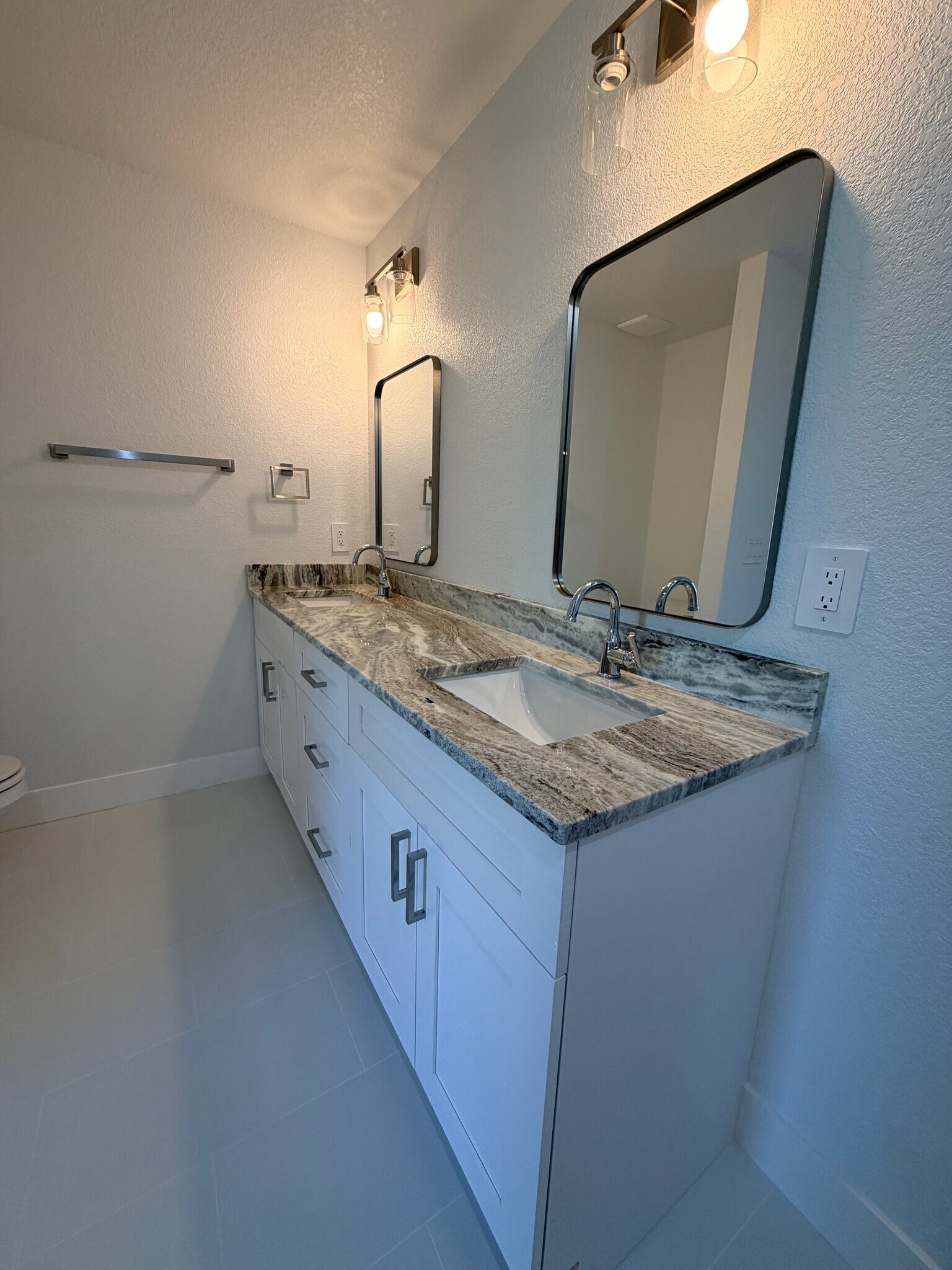 Building Photo - 7016 Golf Club Dr