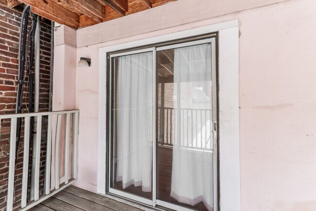 Building Photo - Move-in Today and get 1 month Free - 2 bed / 1 bath on King St. & Calhoun