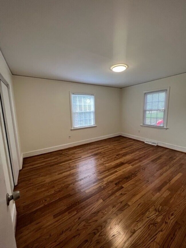 Building Photo - 3 Bedroom 1.5 Bath Home Family Room, Living Room and Dining Room! - Eastside of Greenville