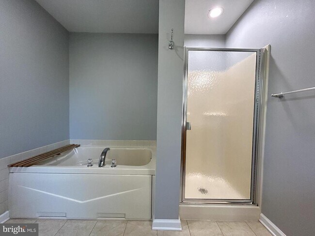 Building Photo - 122 Providence Ln