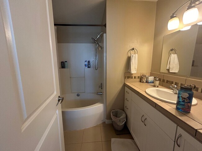 Building Photo - 2106 Yakima Ct S