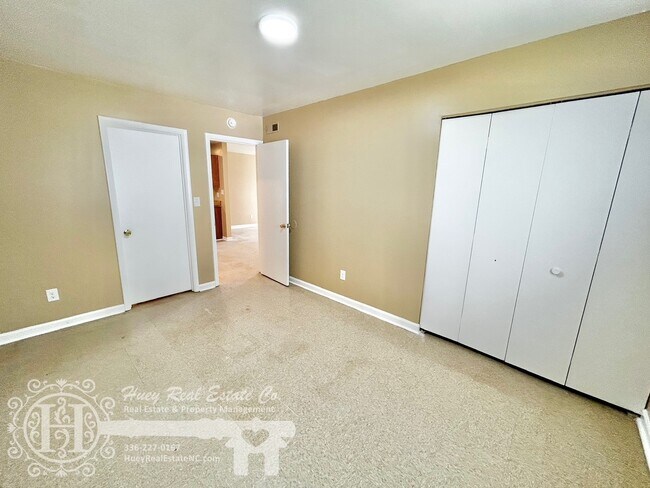 Building Photo - 206 Robin Ln