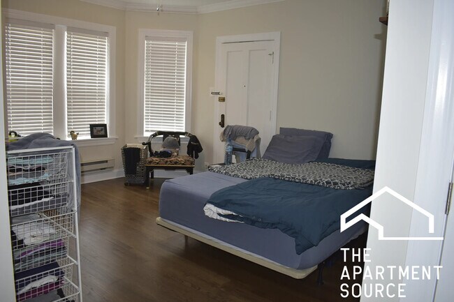 Building Photo - 3817 N Greenview Ave