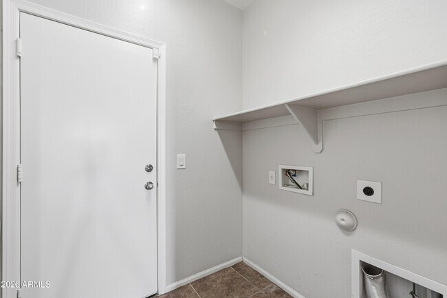 Building Photo - 40381 W Robbins Dr