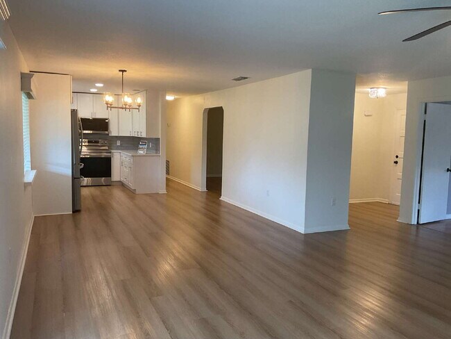 Building Photo - Charming 3-Bedroom Oasis with 2 Full Baths...
