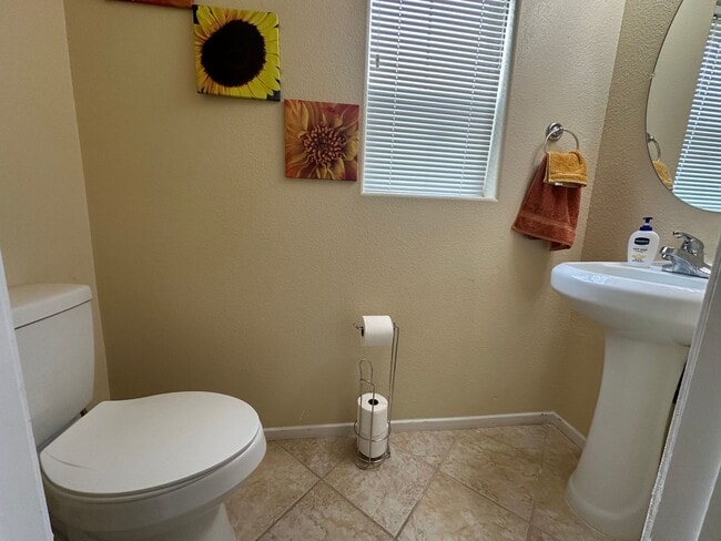 Building Photo - 3-bedroom, 2.5-bathroom home in Henderson