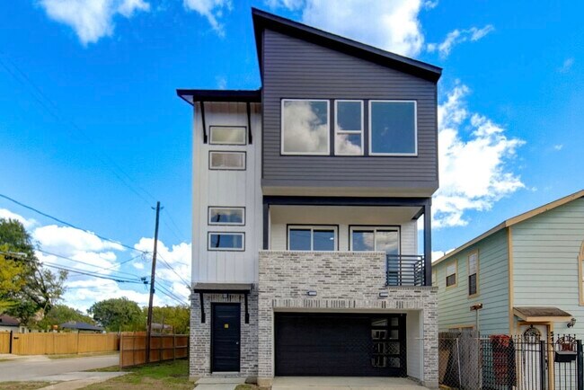 Primary Photo - 4702 Coke St