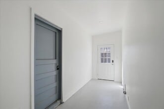 Building Photo - 601 Poplar Ave