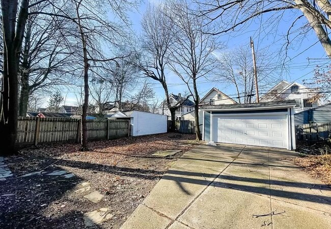 Building Photo - Gorgeous 4 bd, 1.5 bth Cleveland Heights Stunner!